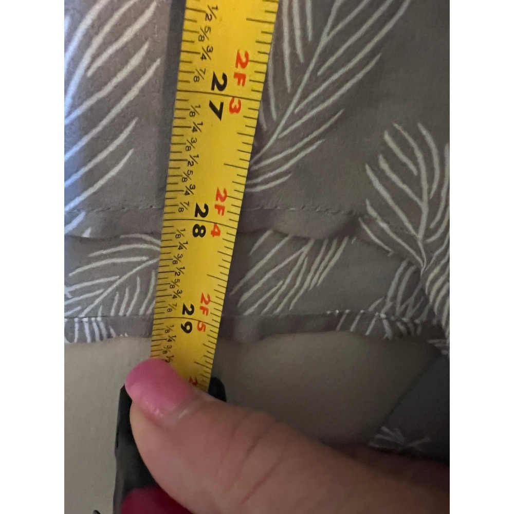 Torrid Gray Feather Print Sharkbite Hem Tank Top Blouse Size 0 Large 12 - Picture 5 of 6